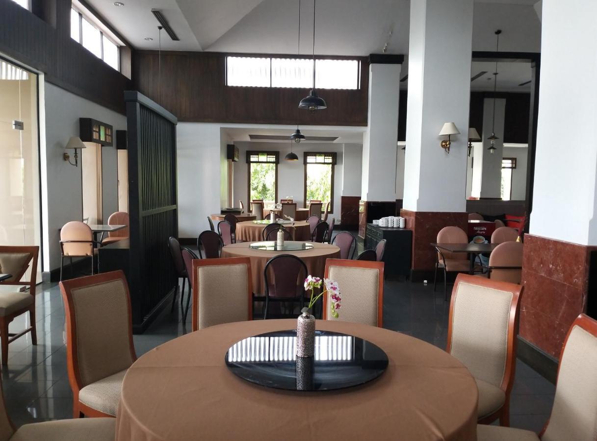 Songphanburi Hotel Супхан Бури Екстериор снимка