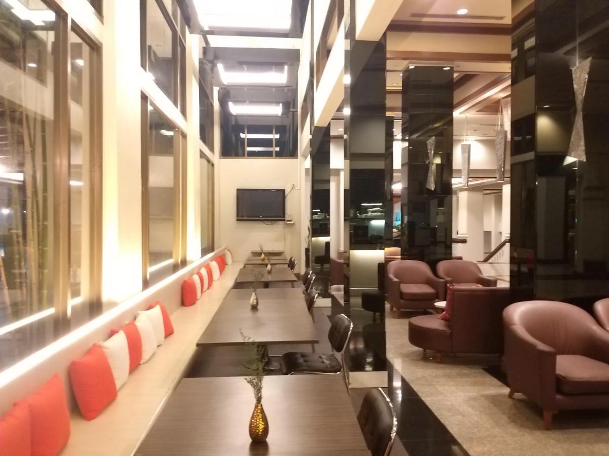 Songphanburi Hotel Супхан Бури Екстериор снимка